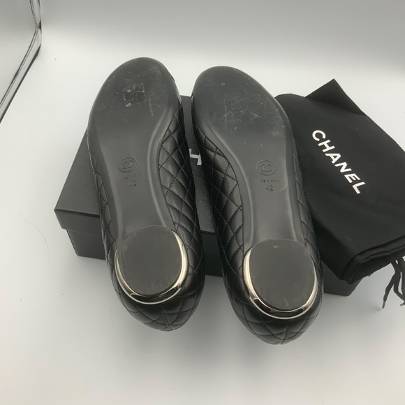 CHANEL LOGO QUILTED LEATHER FLATS - Picture 7 of 7